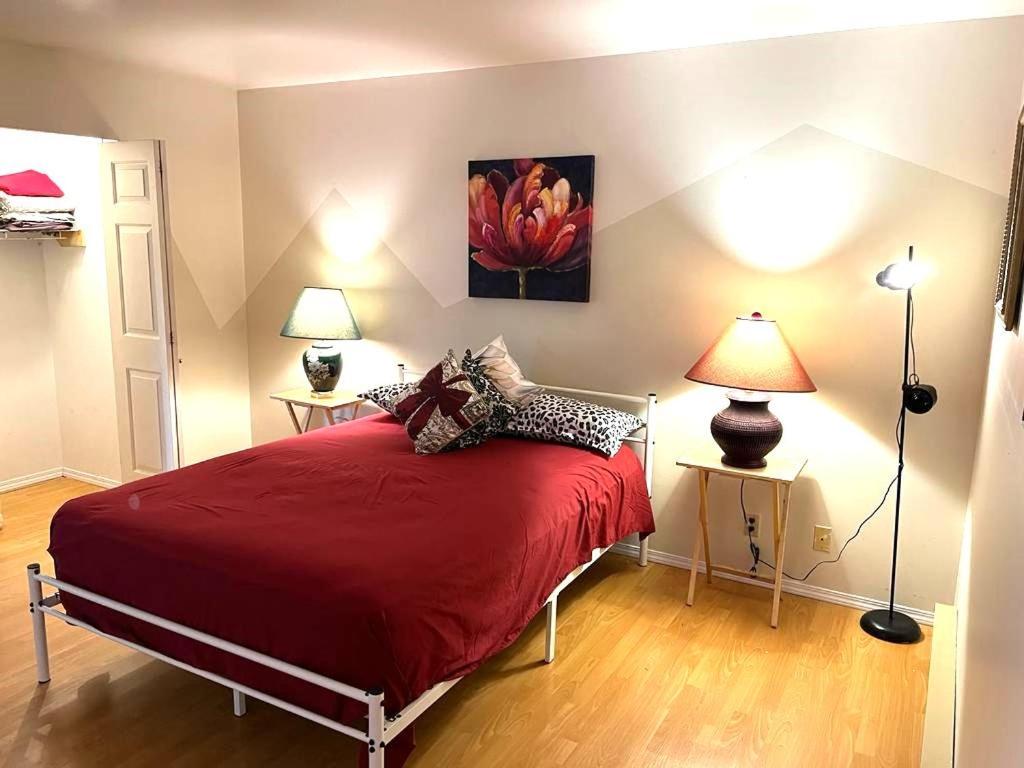 Beautiful With Attached Bath- Spacious & Close To Town Centre Homestay Surrey
