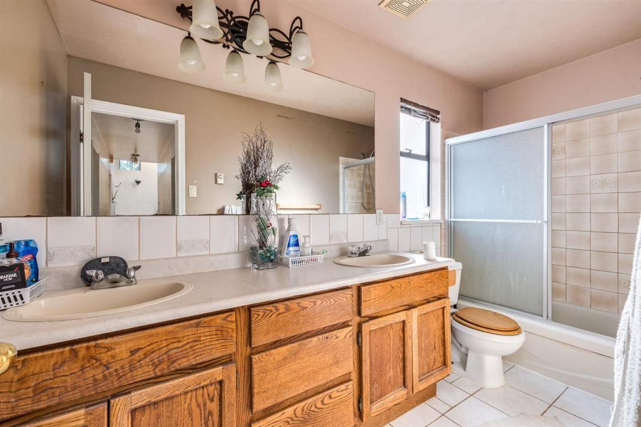 Homestay Beautiful With Attached Bath- Spacious & Close To Town Centre *