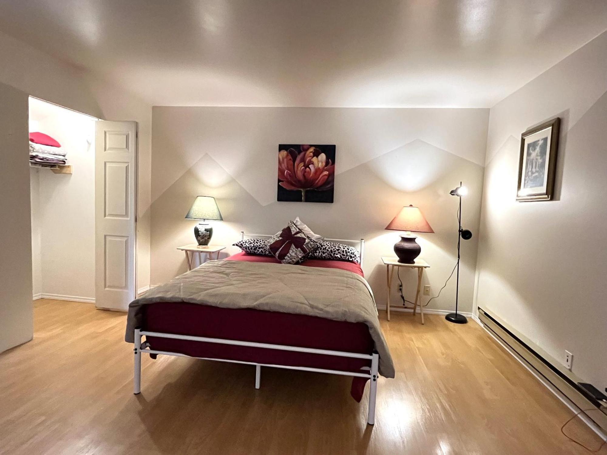 Beautiful With Attached Bath- Spacious & Close To Town Centre