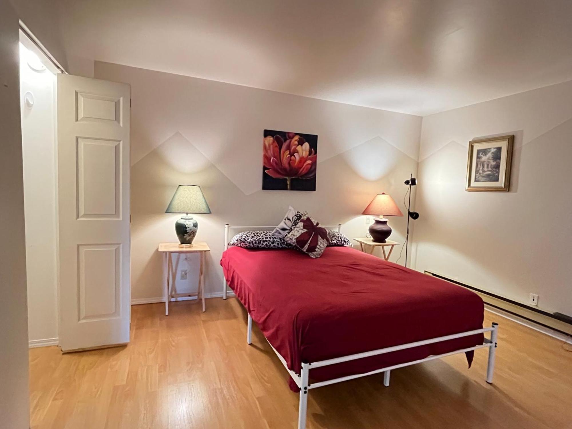 Beautiful With Attached Bath- Spacious & Close To Town Centre Surrey