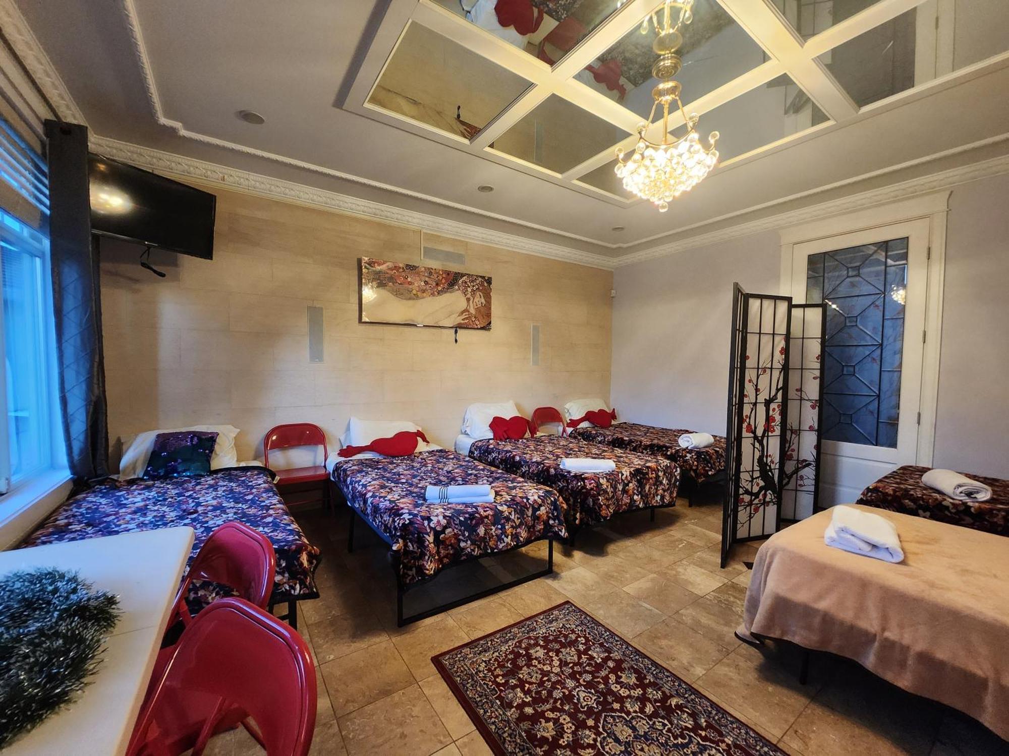 Hotel Empress Palace *