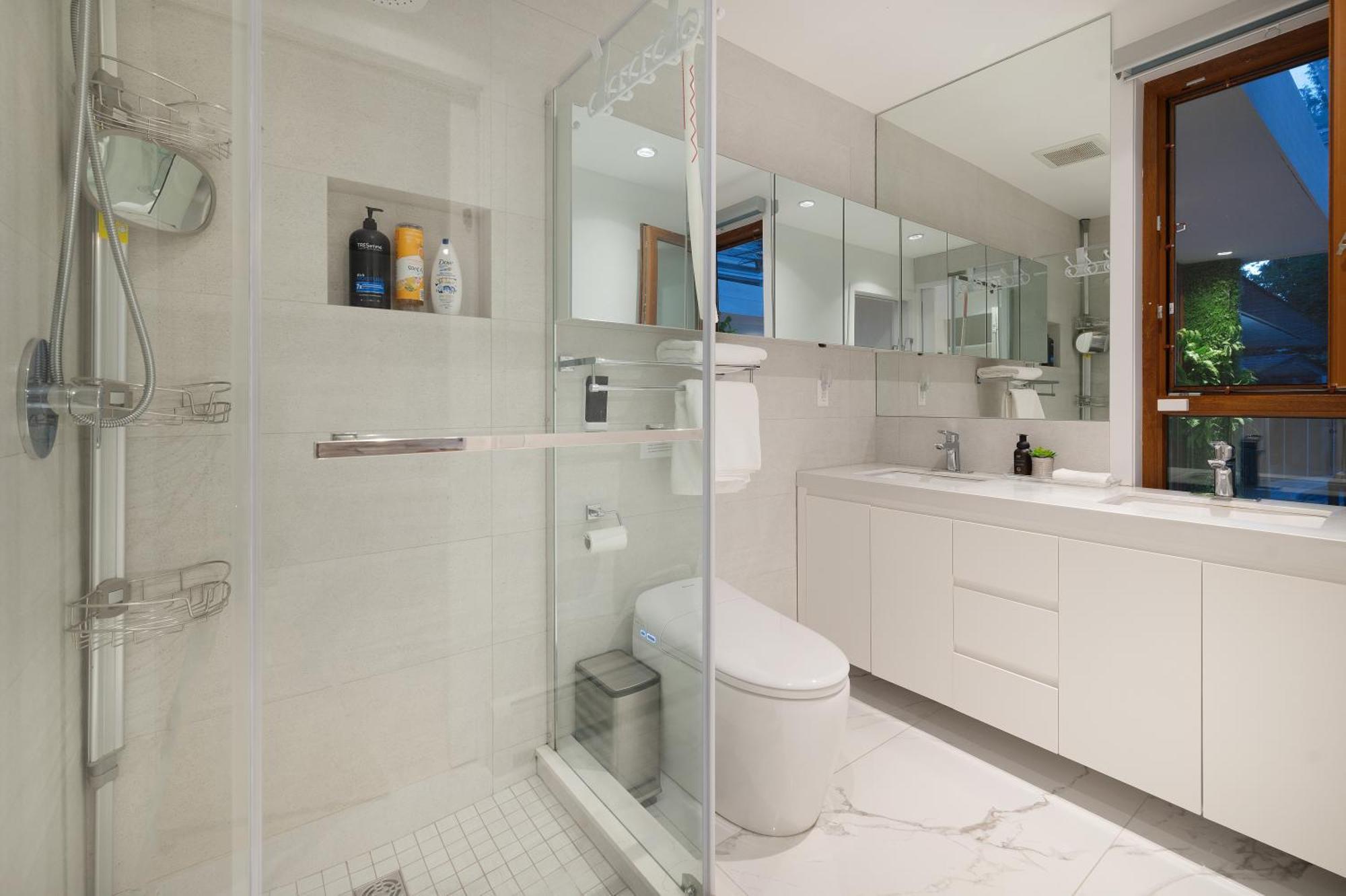 Lux White Rock Pool House Beachfront Like Villa Surrey