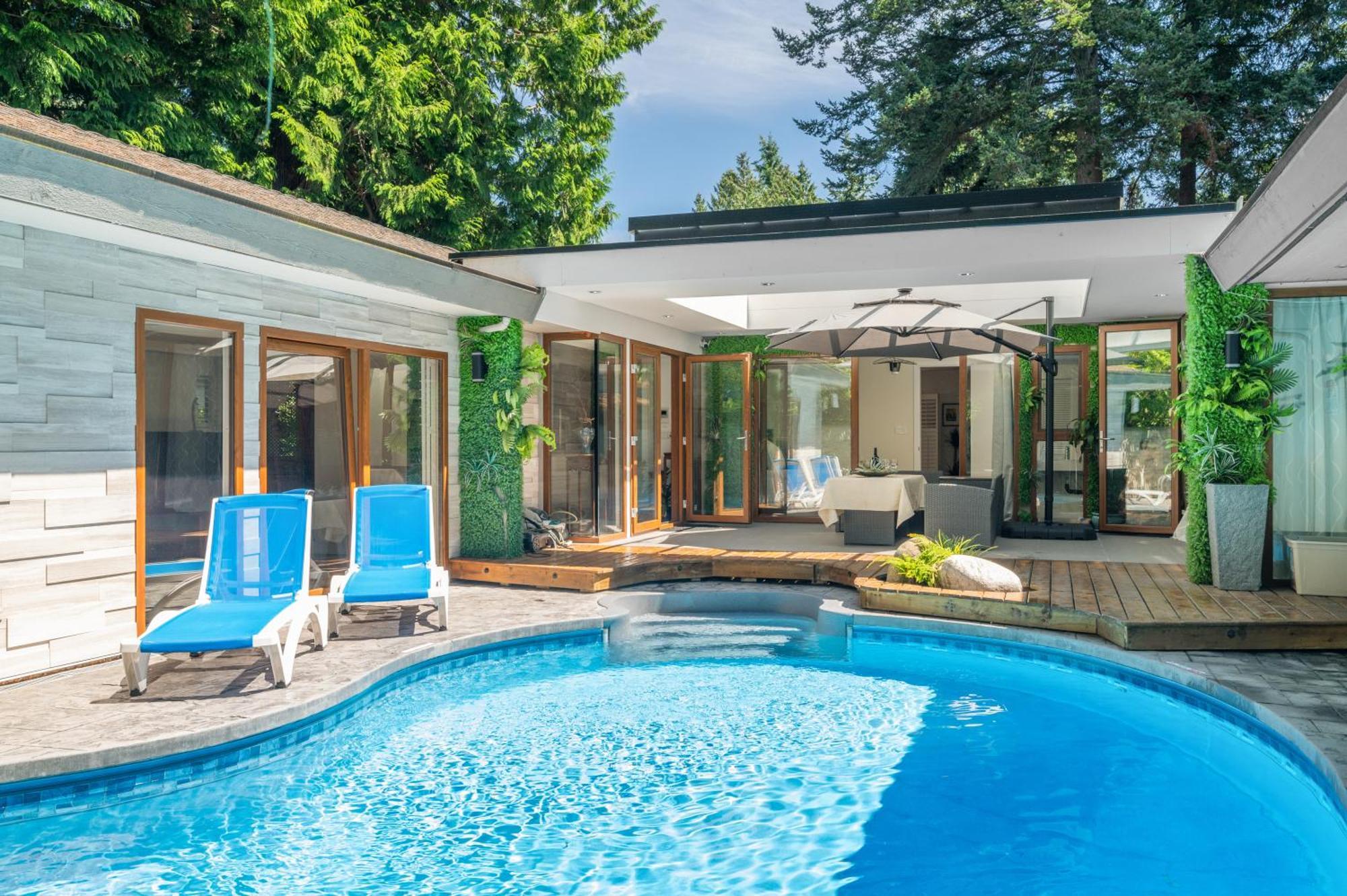 Lux White Rock Pool House Beachfront Like *