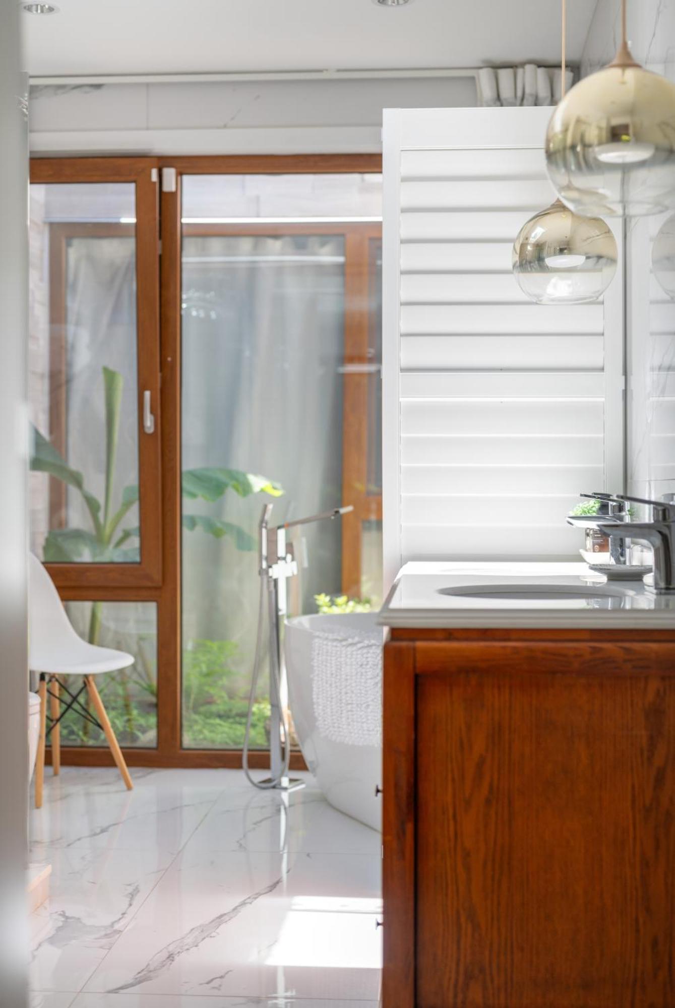 Lux White Rock Pool House Beachfront Like Surrey