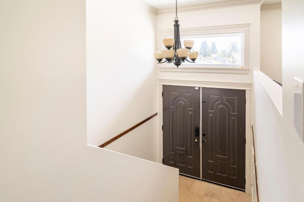Spacious Family Upper Level 3 Bedrooms