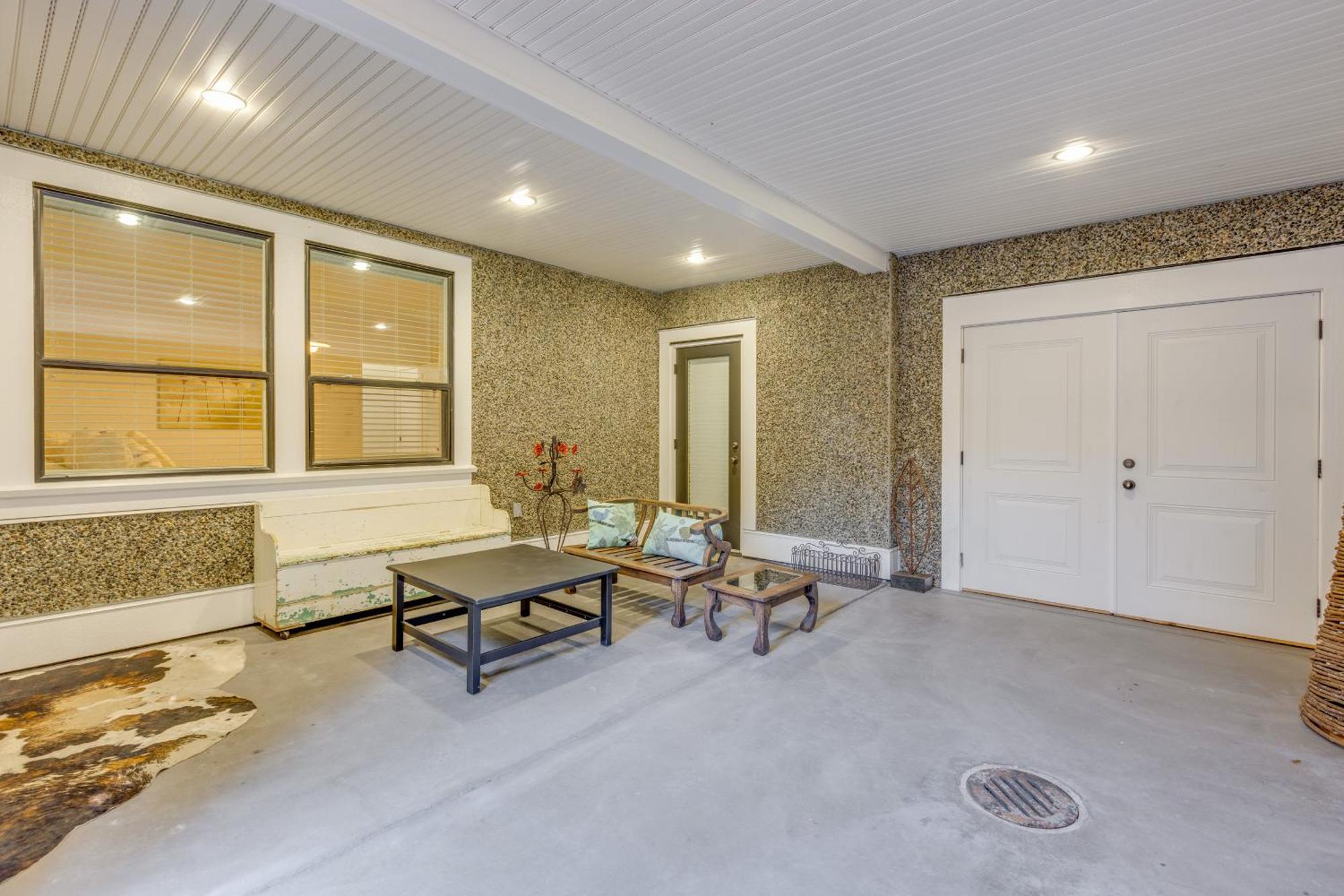 Apartment Crescent Beach Is A Walk Away From Casa Altamira! Surrey