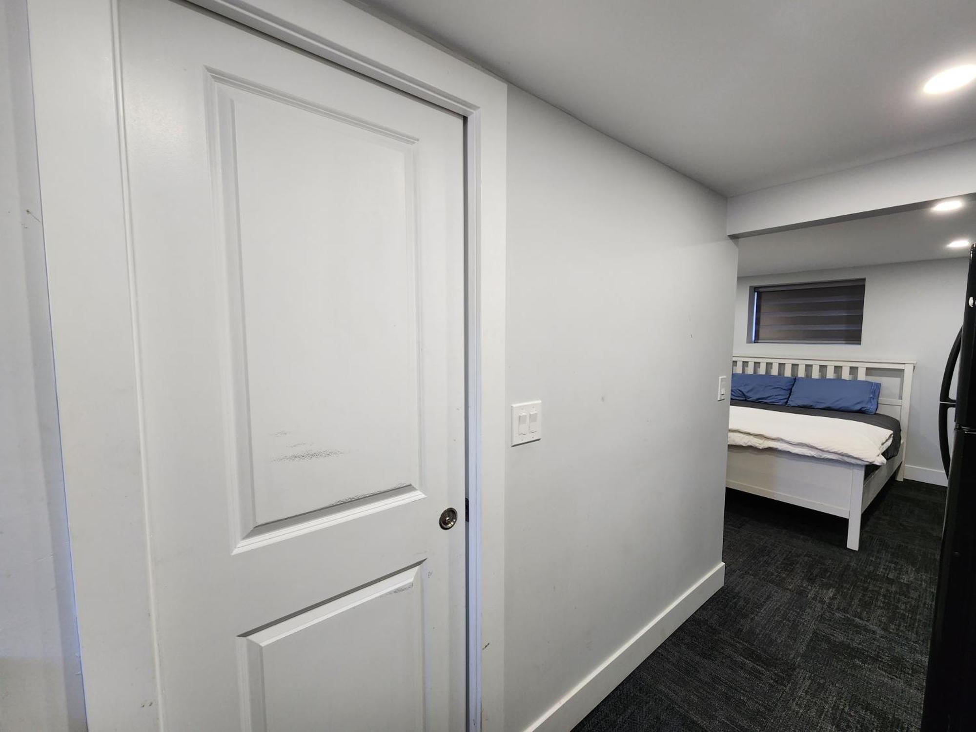 Private Bachelor's Suite. * Surrey