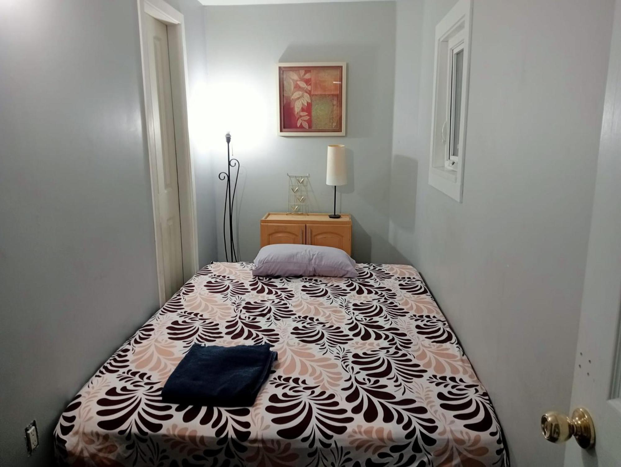 Small Cozy Private For 1 Or 2 Travellers In A Great Location Homestay
