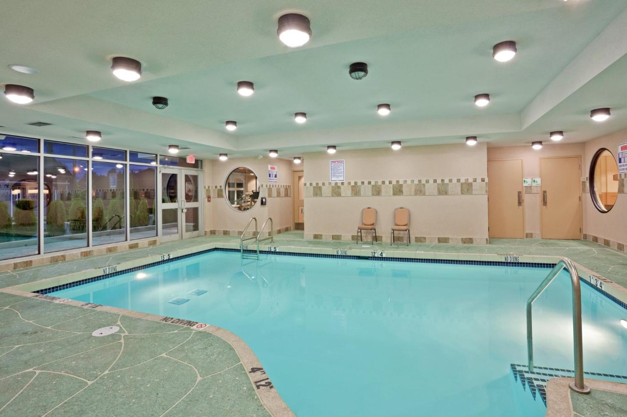 Hotel & East - Cloverdale By Ihg 3*