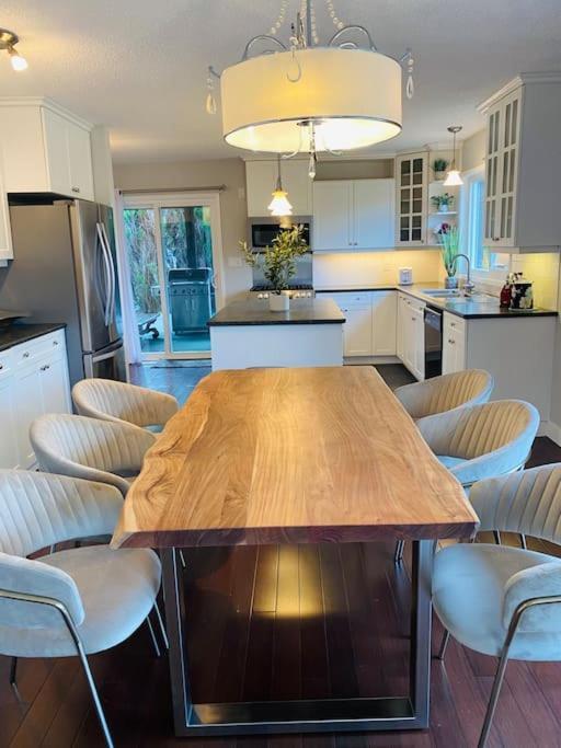 Large In Bolivar Heights * Surrey
