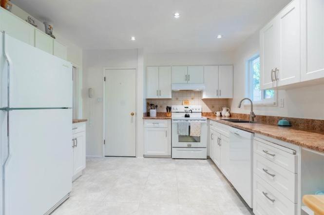 Beautiful Spacious Twin Set For Family Or Groups Upto 6 Adults Near Guildford Mall G4 Homestay *
