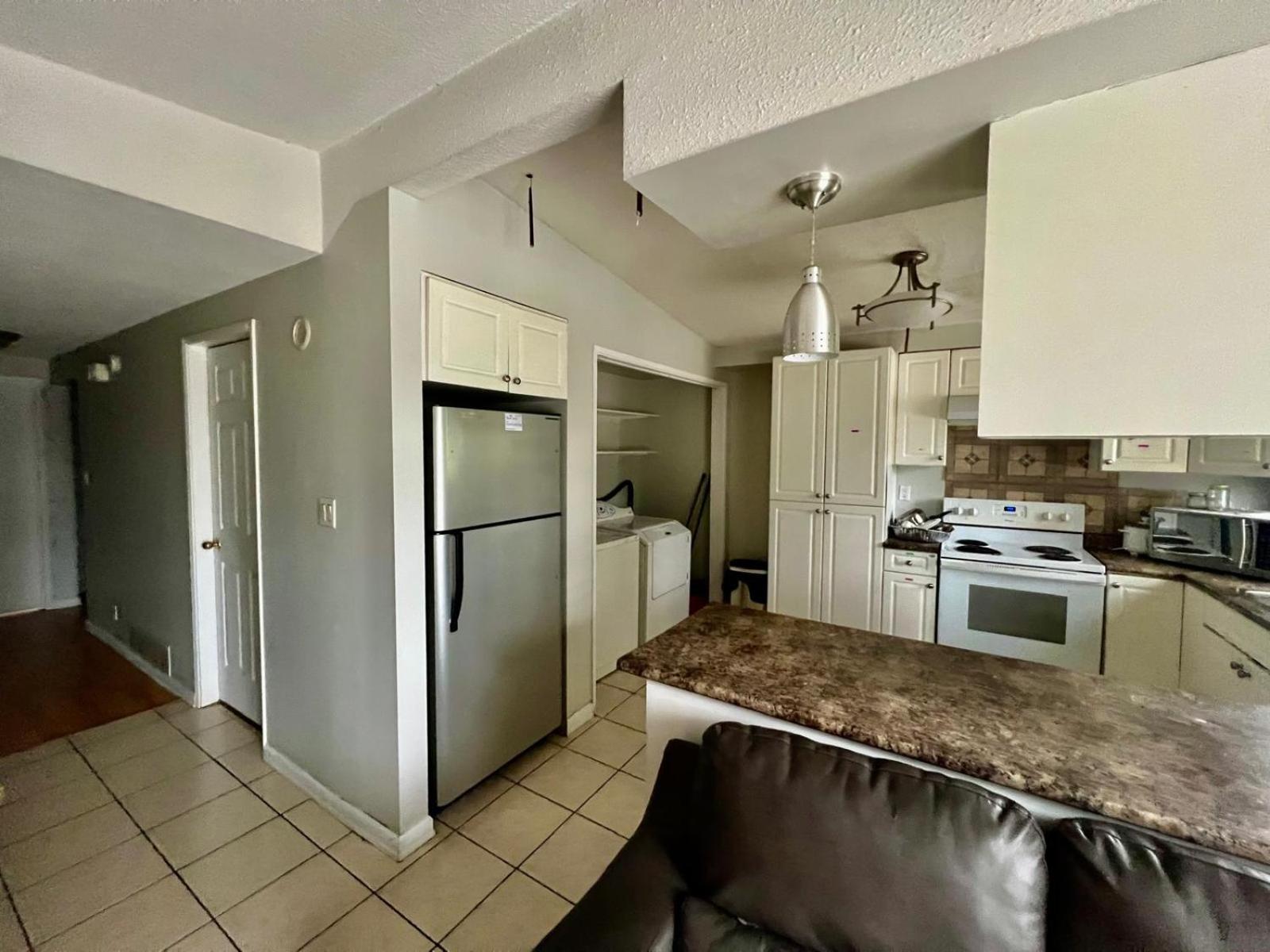 Homestay Private With Attached Washroom In Downtown *