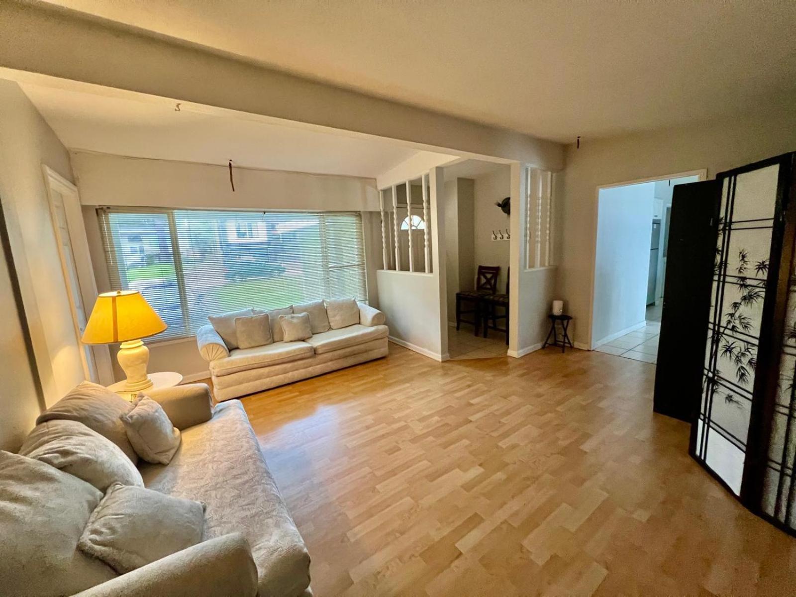 Private With Attached Washroom In Downtown Homestay *