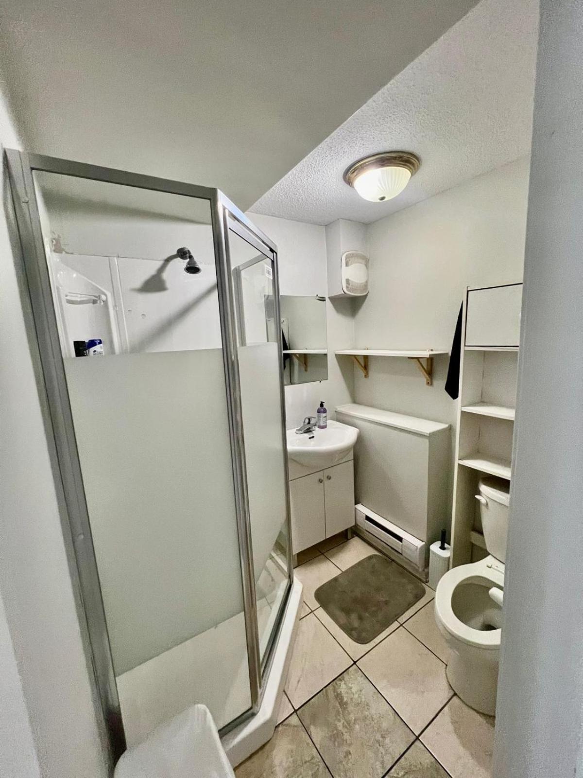 Homestay Private With Attached Washroom In Downtown