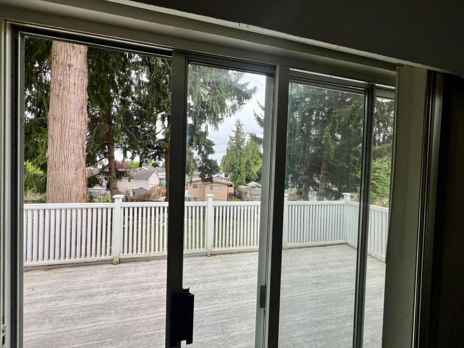Private With Attached Washroom In Downtown Homestay Surrey