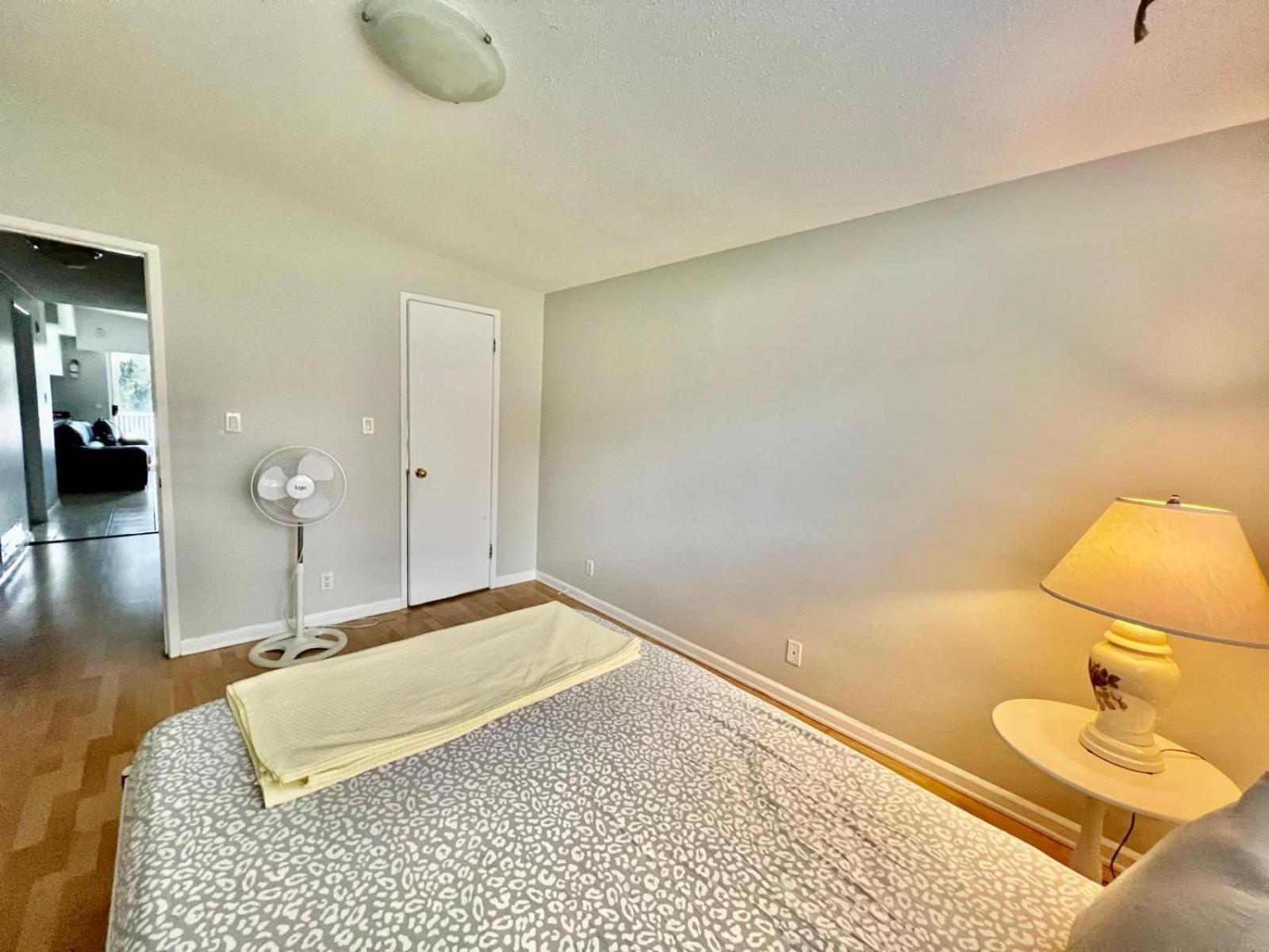 Private With Attached Washroom In Downtown Homestay
