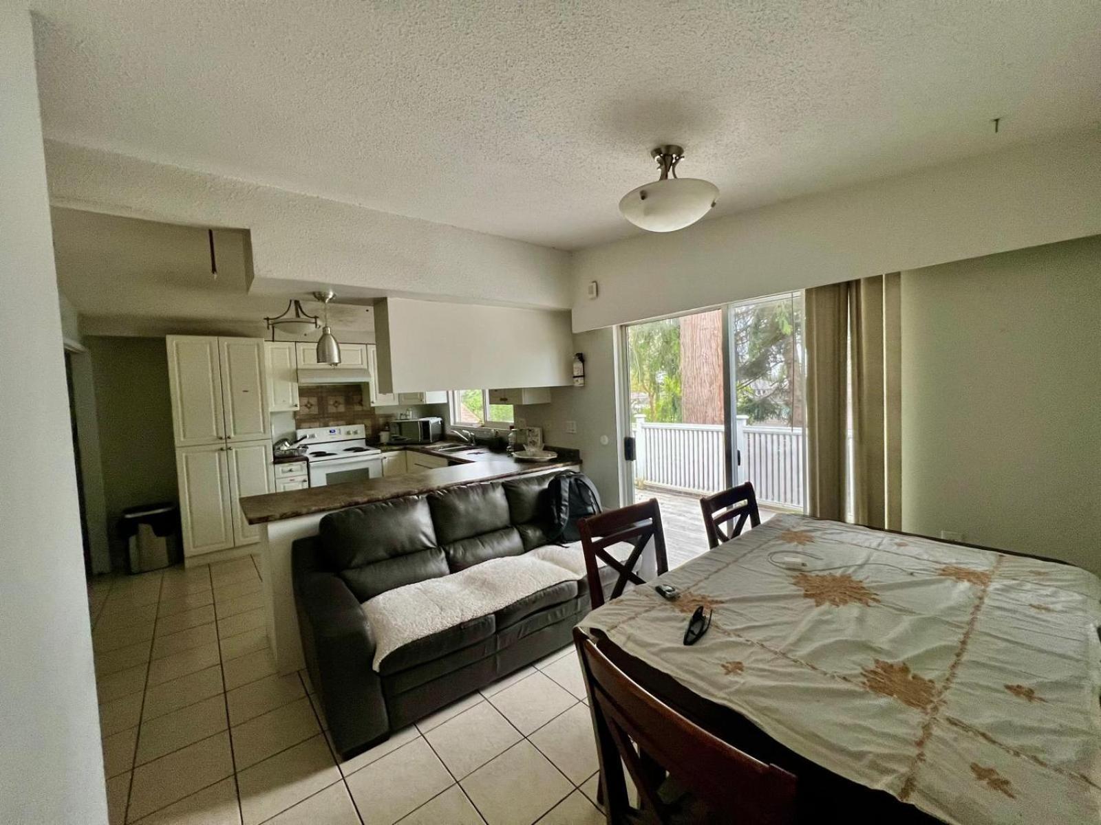 Private With Attached Washroom In Downtown Homestay Surrey