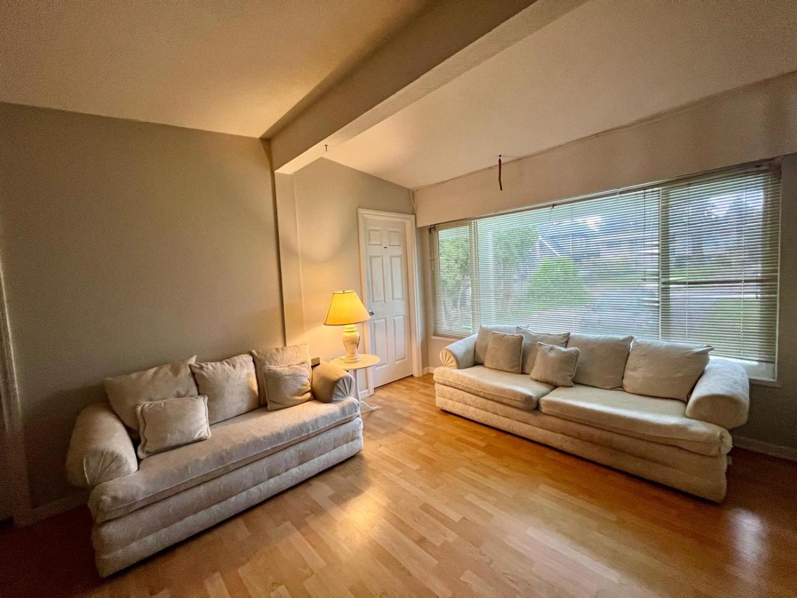 Private With Attached Washroom In Downtown Homestay