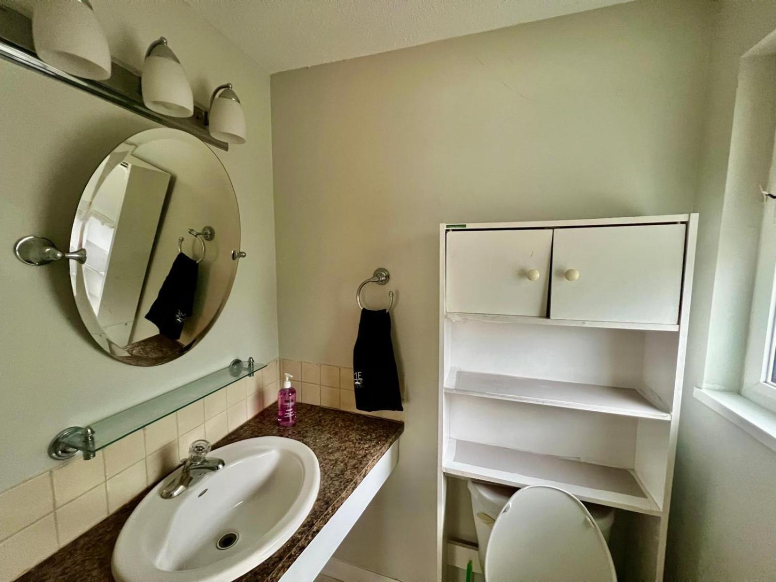 Homestay Private With Attached Washroom In Downtown