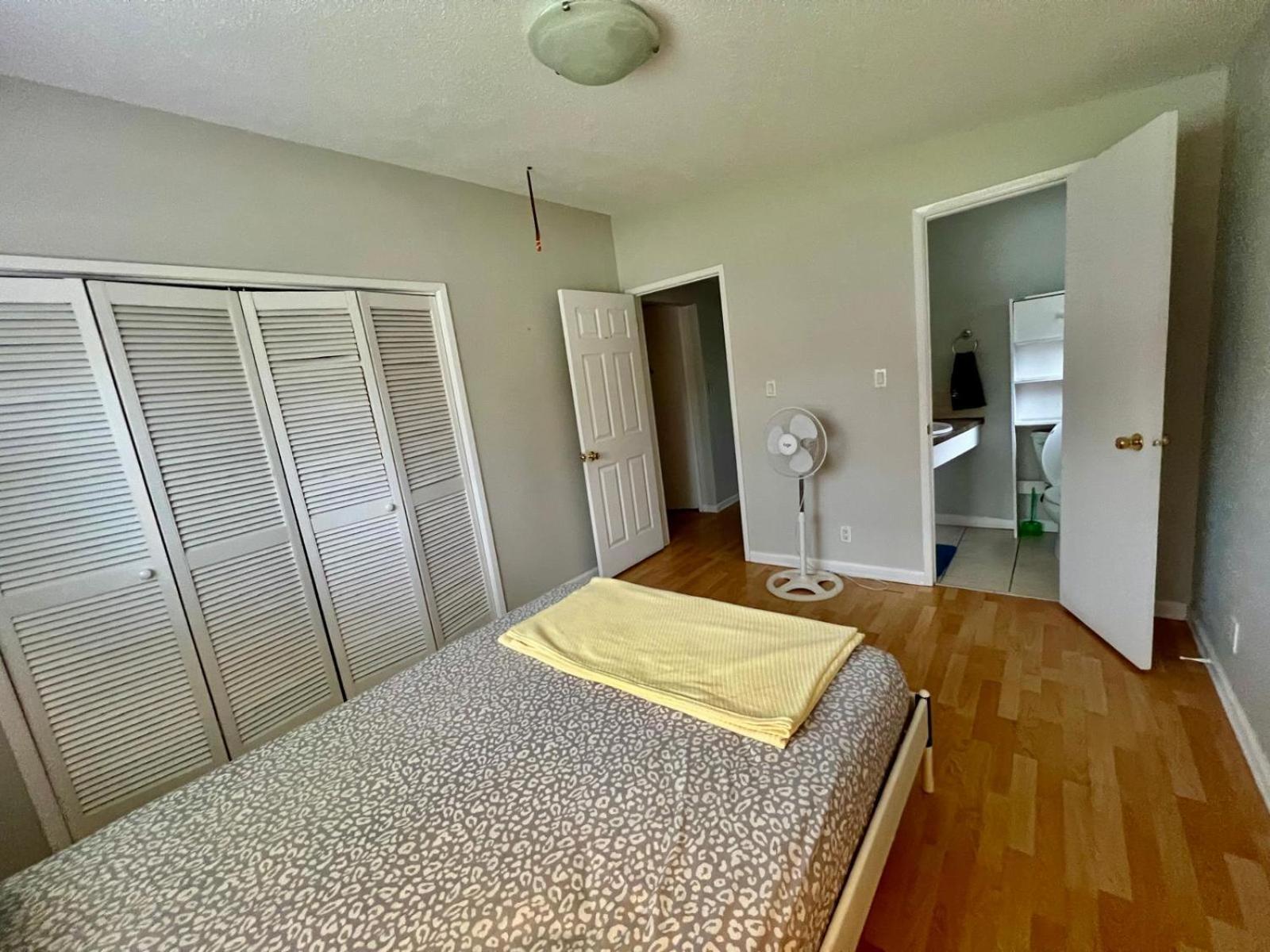 Private With Attached Washroom In Downtown Homestay Surrey