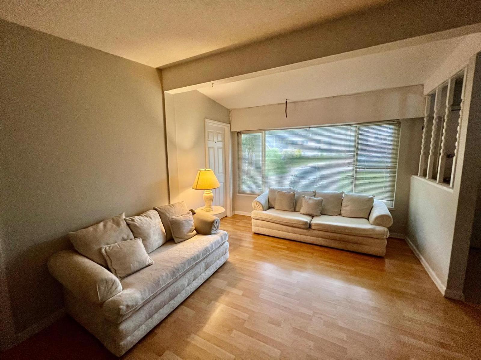 Homestay Private With Attached Washroom In Downtown Surrey