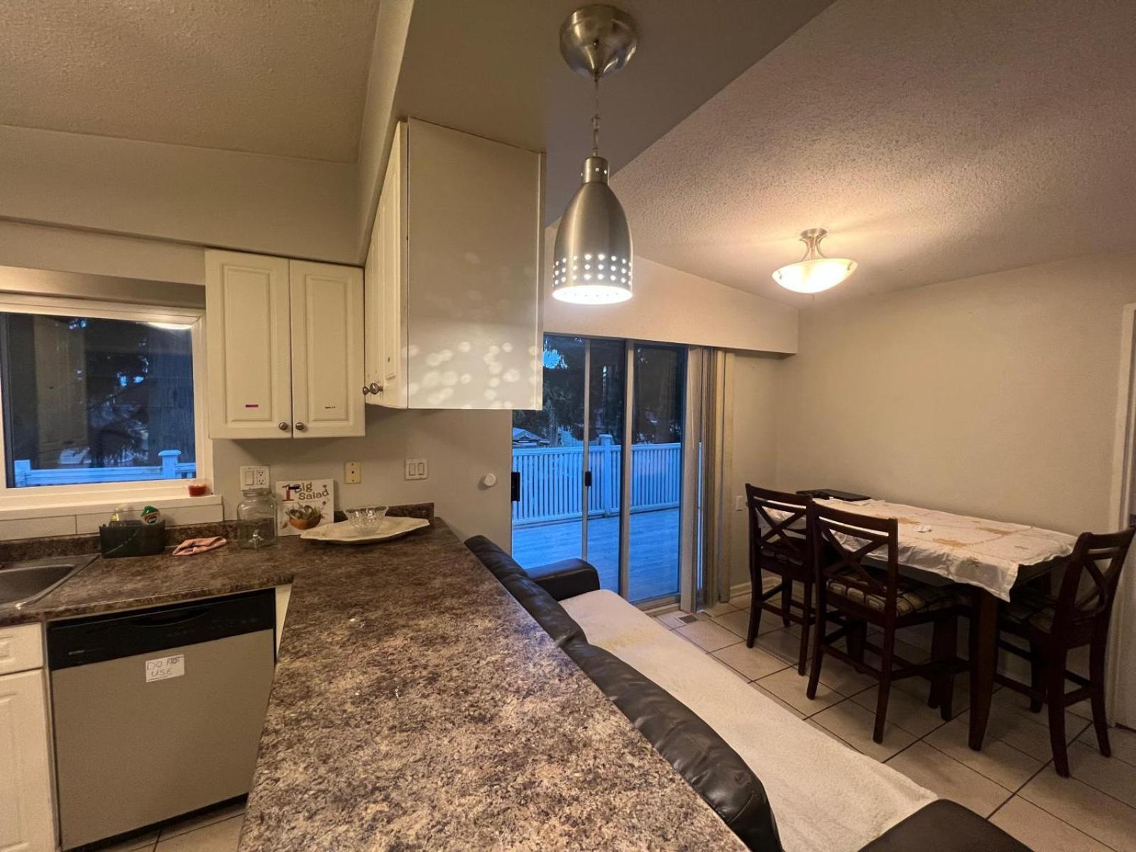 Homestay Private With Attached Washroom In Downtown Surrey