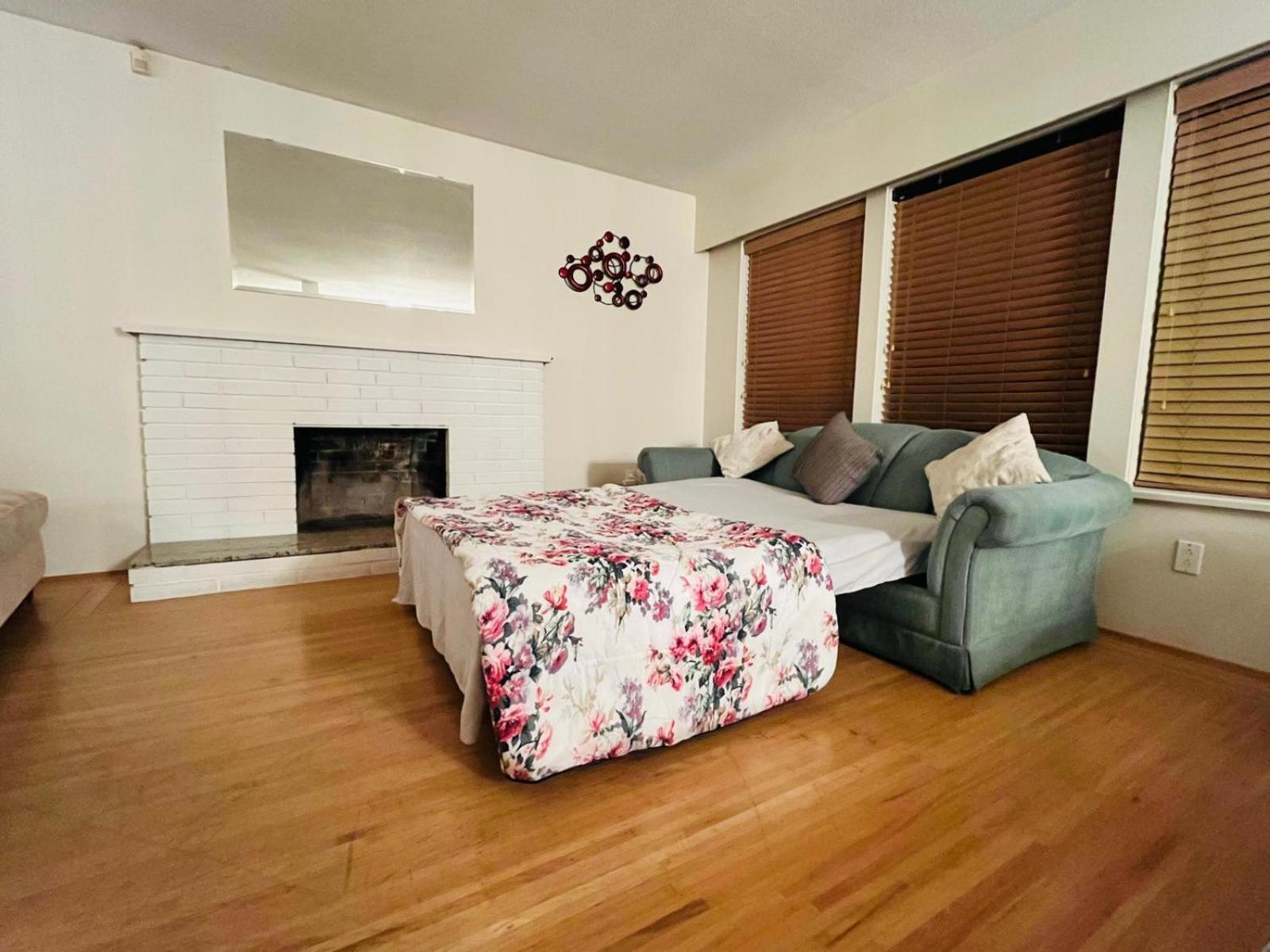 Homestay Comfy Sofa Double Bed In Living For Solo Traveler Or Adventure Partners G6 *