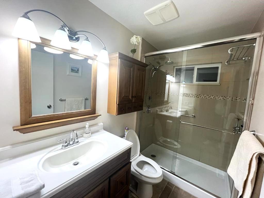C4 Beautiful Comfy & Relaxed Private In Walkout Basement In A Great Location Homestay
