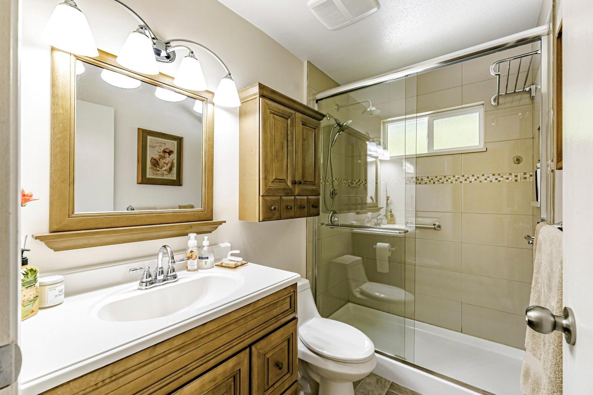 C4 Beautiful Comfy & Relaxed Private In Walkout Basement In A Great Location Surrey