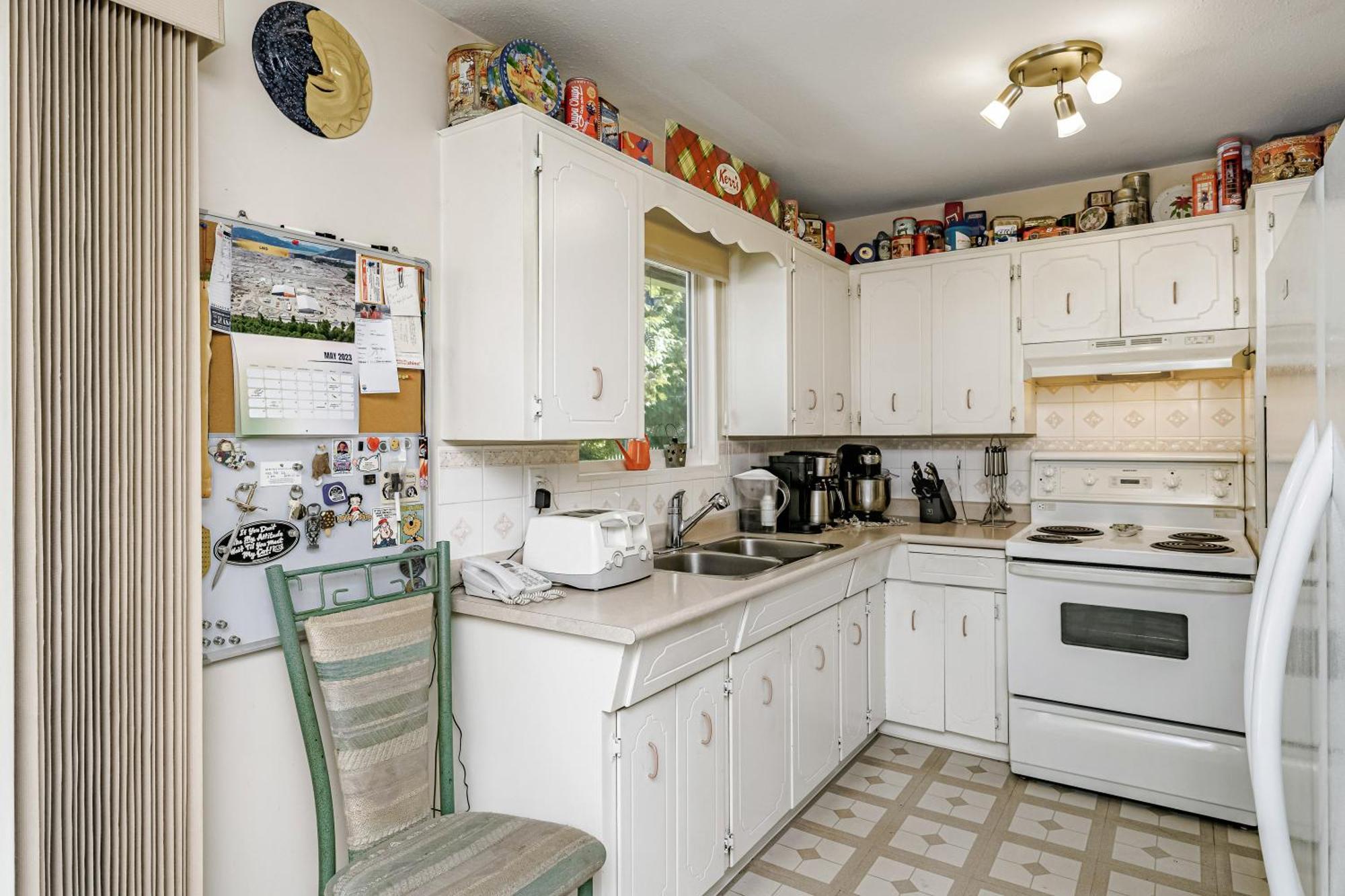 Homestay C4 Beautiful Comfy & Relaxed Private In Walkout Basement In A Great Location *