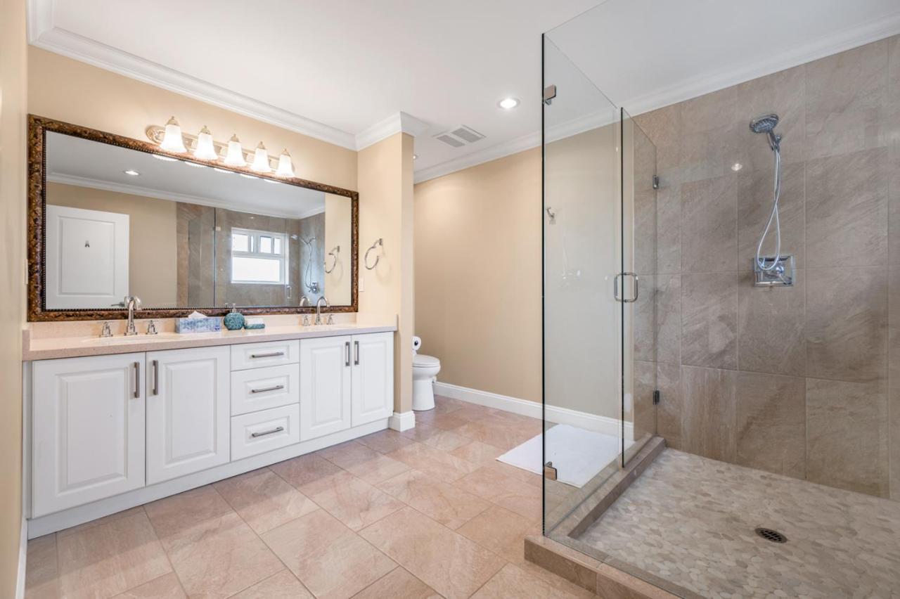 Luxurious Haven In - 3 Bedroom Homestay Surrey
