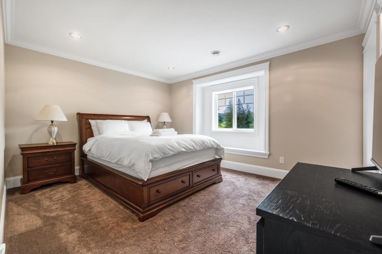 Homestay Luxurious Haven In - 3 Bedroom Surrey