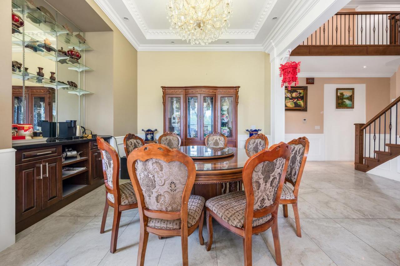 Luxurious Haven In - 3 Bedroom Homestay Surrey