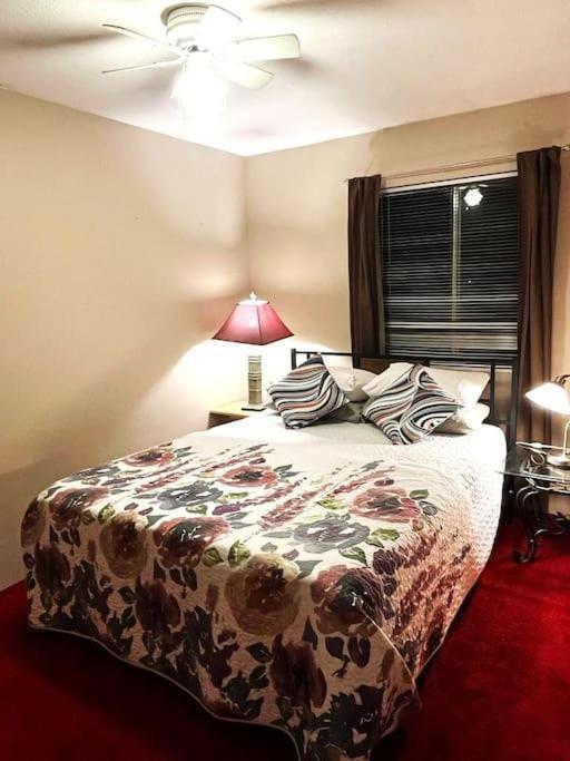 Romantic In Beautiful House Near Restaurants, Shopping & Transit C1 Homestay Surrey