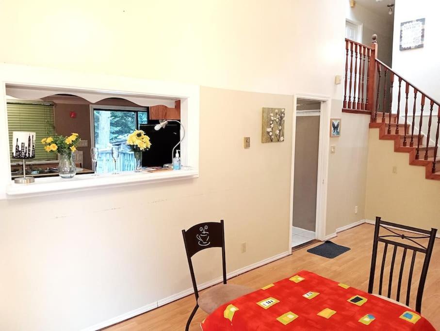 Bed & Breakfast Beautiful Spacious Family With Insuite Bathroom- Near Guildford Mall F3