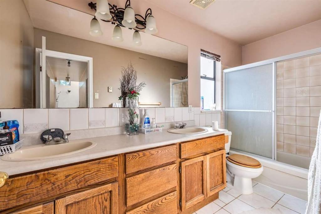 Beautiful Spacious Family With Insuite Bathroom- Near Guildford Mall F3 Bed & Breakfast *
