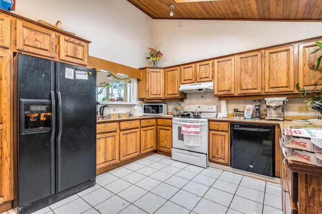 Bed & Breakfast Beautiful Spacious Family With Insuite Bathroom- Near Guildford Mall F3