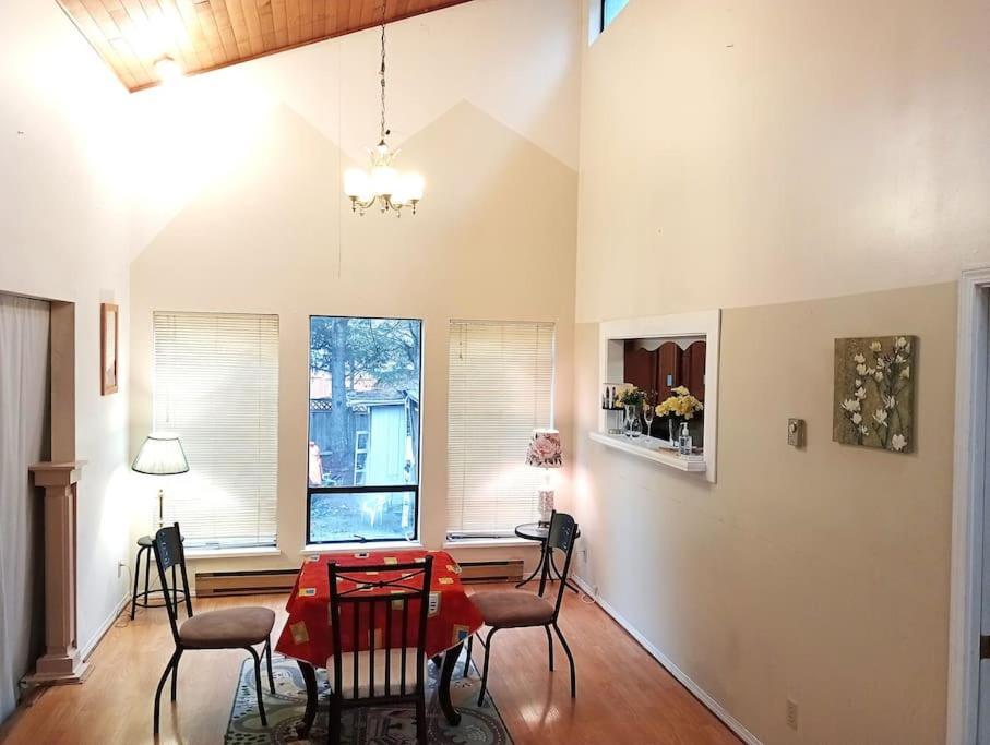Homestay Private Near Town Centre, Restaurants, Shopping & Bus To Skytrain F2 Surrey