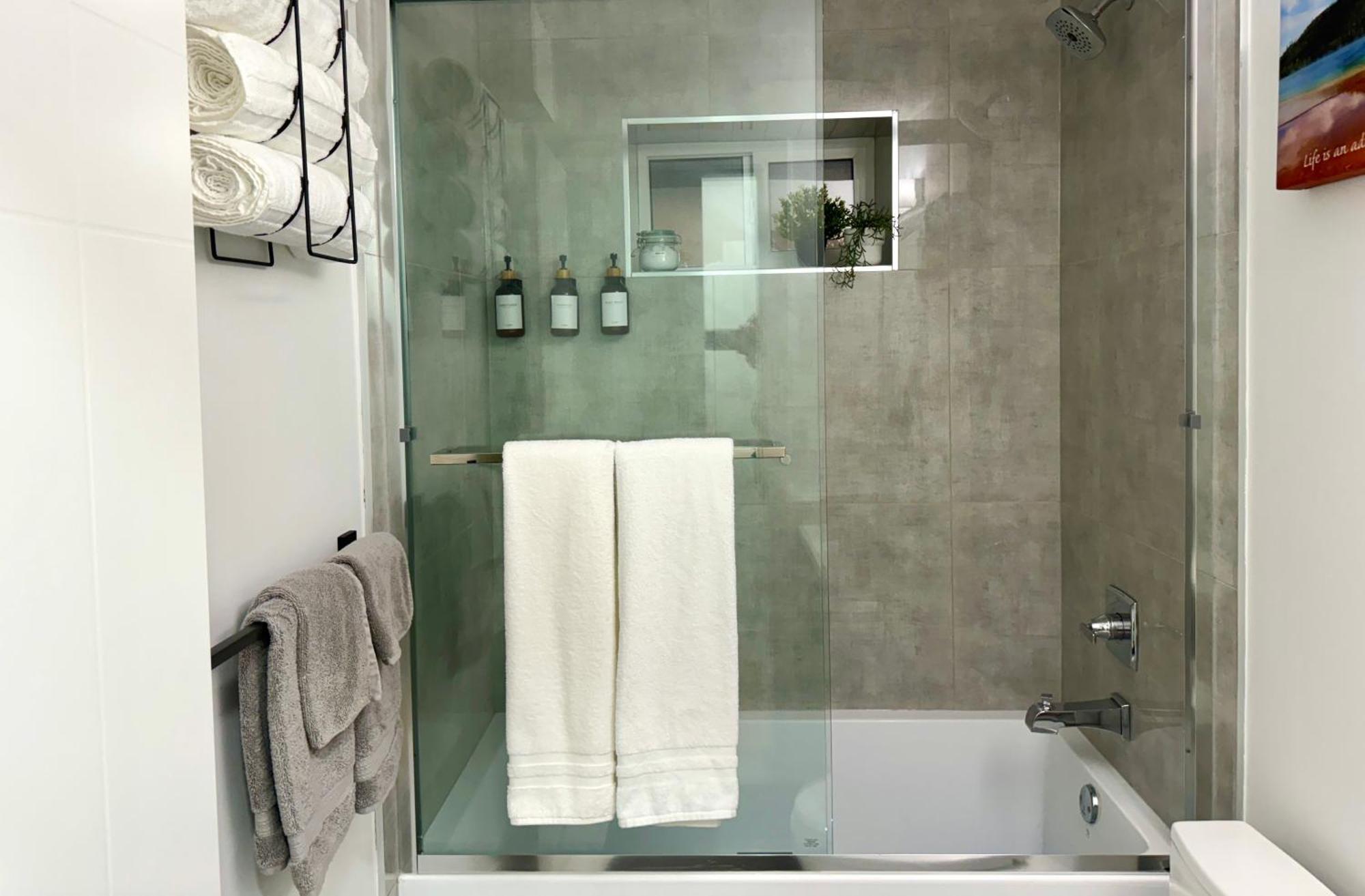 The Sunset Haven- Cozy 2br Basement Near White Rock Guest house