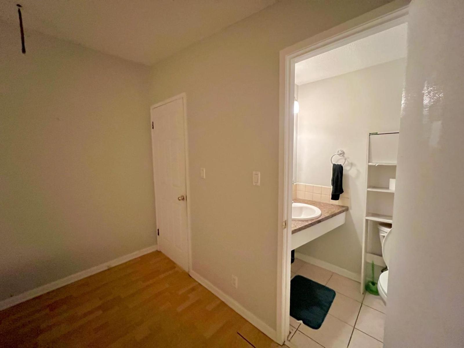 Private Near King George Boulevard Homestay Surrey