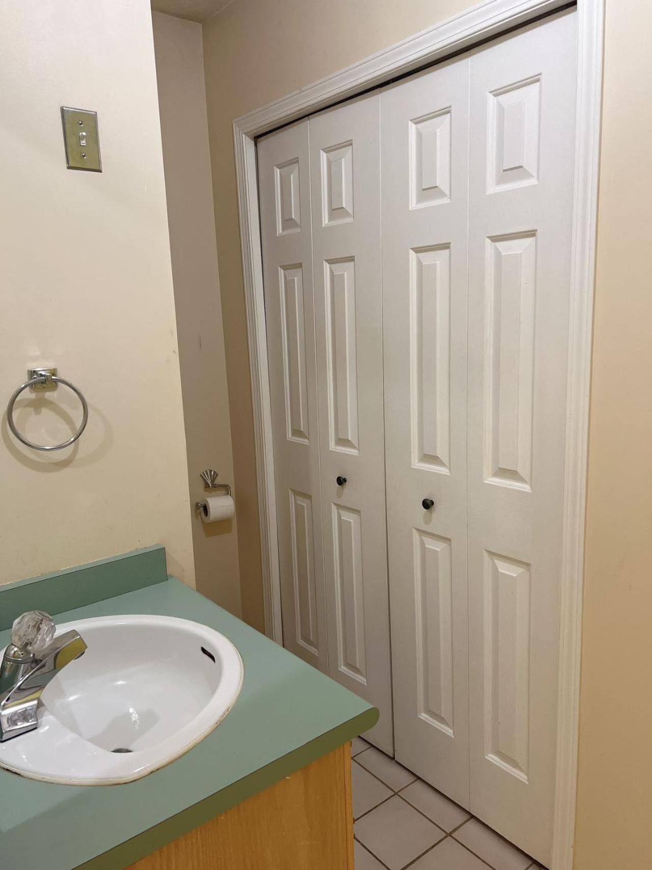 Cozy In Quiet Community Near Shopping Mall Guest house Surrey