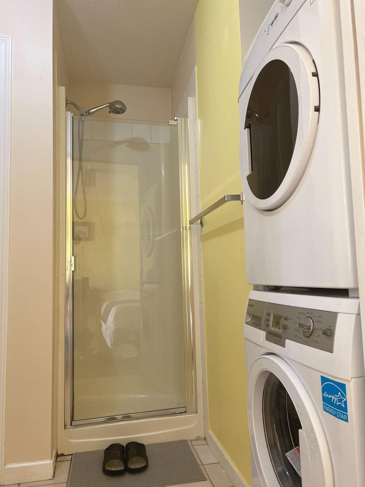 Cozy In Quiet Community Near Shopping Mall * Surrey