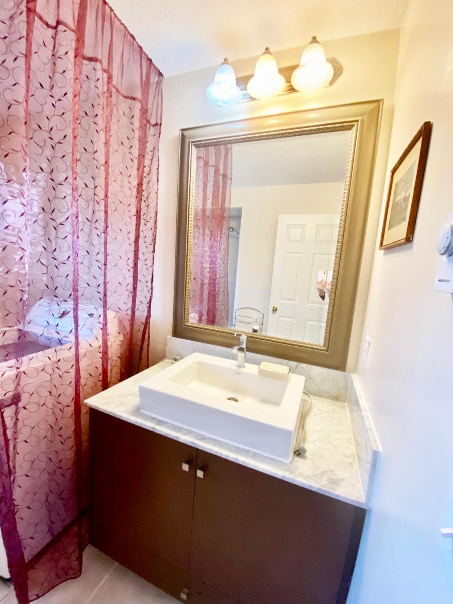 Elgin Bliss - White Rock Homestay Surrey