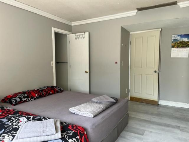 Family With Attached Bathroom At King George Boulevard- Restaurants, Shopping, Transit At Walking Distance Kg3 * Surrey