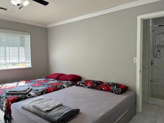 Homestay Family With Attached Bathroom At King George Boulevard- Restaurants, Shopping, Transit At Walking Distance Kg3 Surrey