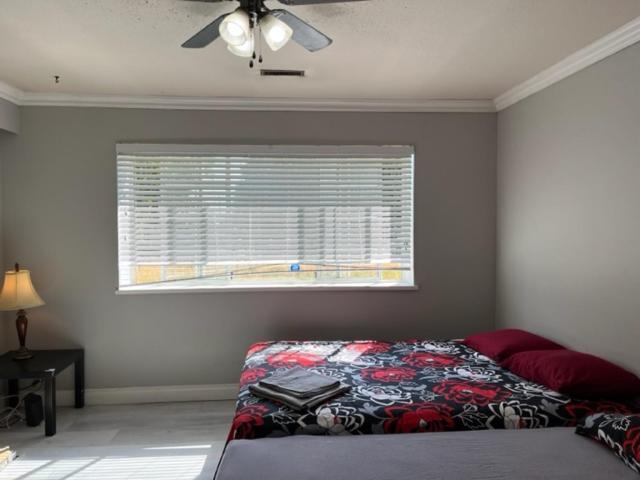 Family With Attached Bathroom At King George Boulevard- Restaurants, Shopping, Transit At Walking Distance Kg3 Homestay