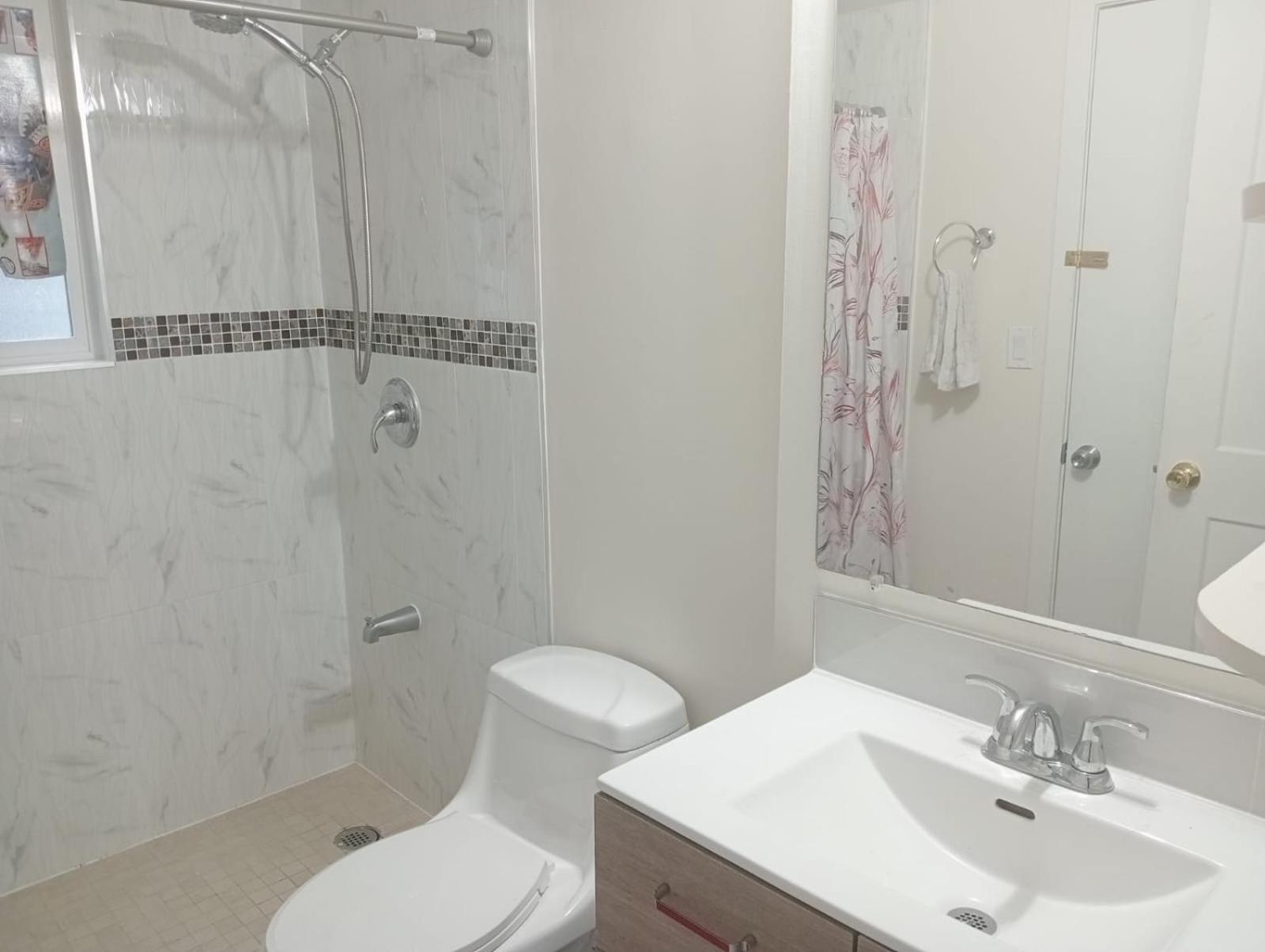 Family With Attached Bathroom At King George Boulevard- Restaurants, Shopping, Transit At Walking Distance Kg3 * Surrey