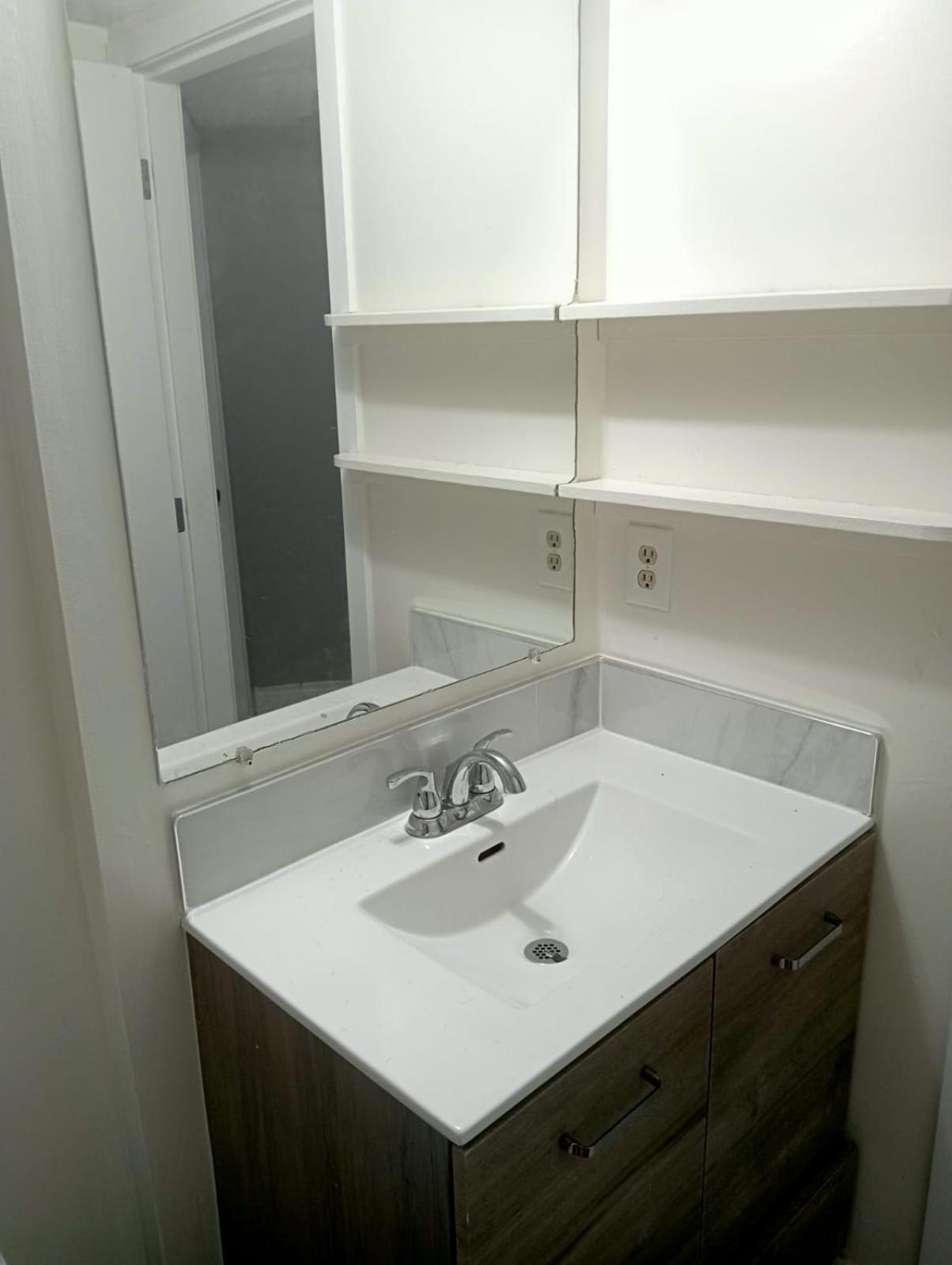 Family With Attached Bathroom At King George Boulevard- Restaurants, Shopping, Transit At Walking Distance Kg3 Homestay *