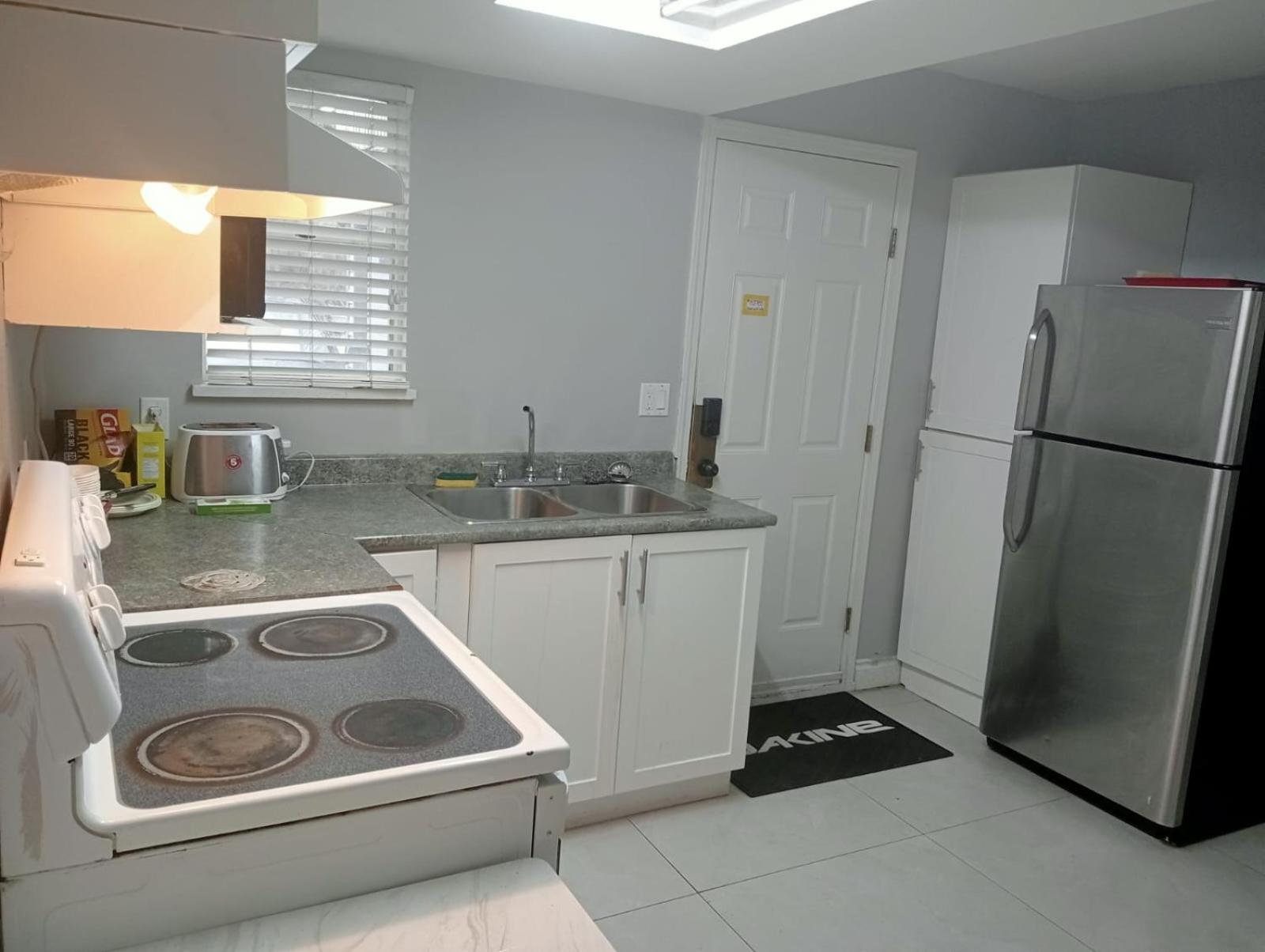 Homestay Family With Attached Bathroom At King George Boulevard- Restaurants, Shopping, Transit At Walking Distance Kg3