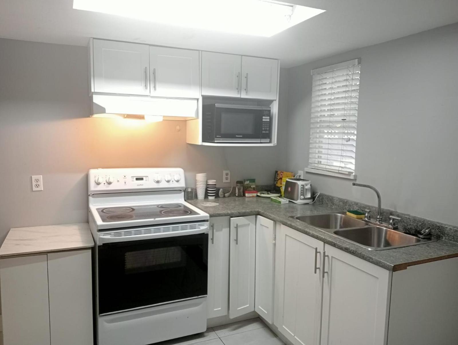 Homestay Family With Attached Bathroom At King George Boulevard- Restaurants, Shopping, Transit At Walking Distance Kg3 *